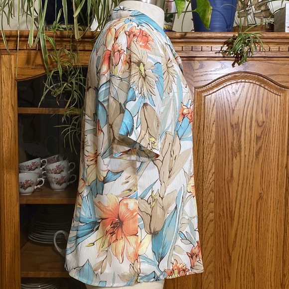 Alfred Dunner short sleeve lined floral button up blouse, Size 10, beige & blue - Picture 7 of 17